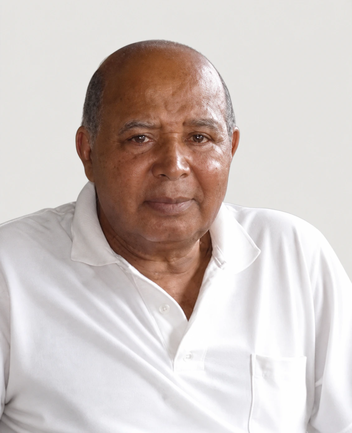 Fotografia mais recente restaurada de Artur Emídio de Oliveira, com camisa branca e fundo branco acinzentado